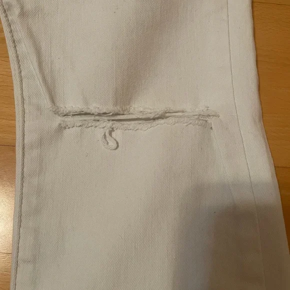 White Billabong ripped knee jeans. Size 28. Used with some stains. - Picture 10 of 12